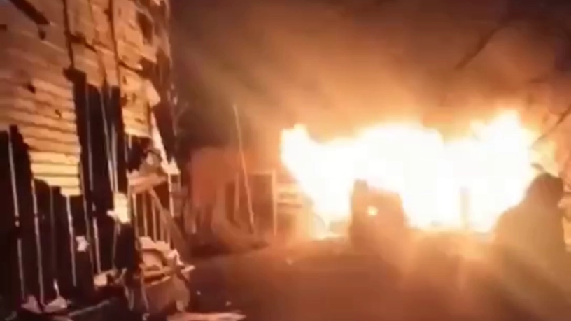 Explosão em uma área residencial, com casas ou madeira destruídas.