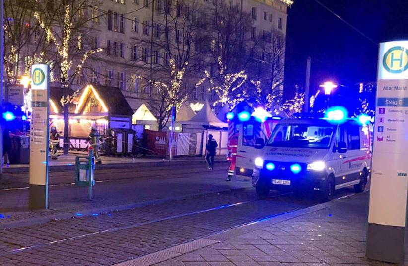Carro de ambulância, policial e bombeiros presentes no local do atropelamento em Magdeburgo, Alemanha, após o incidente no mercado de Natal.
