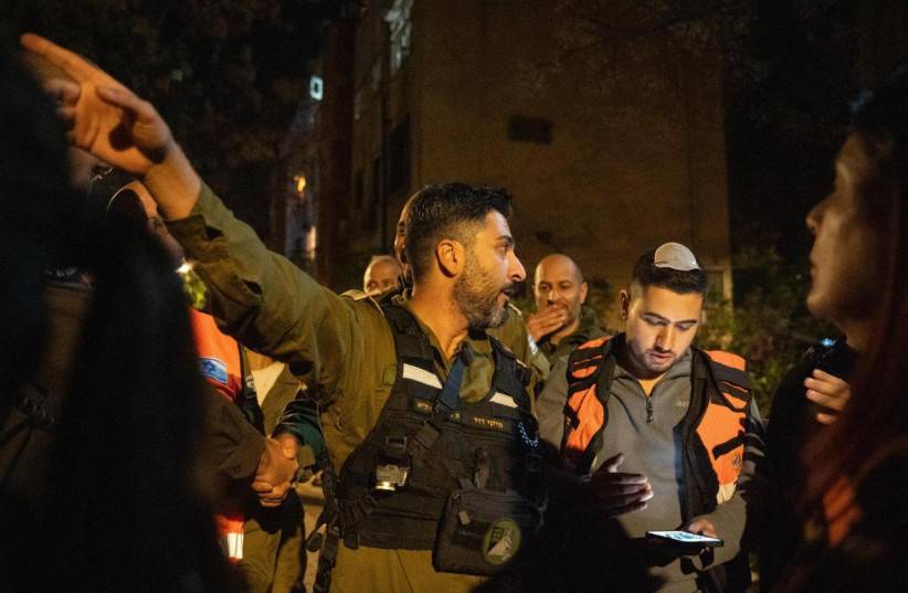 Vários soldados em uma operação à noite, com o capitão apontando e dando instruções