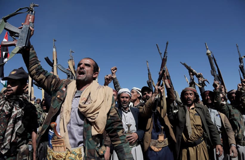 Combatentes de Houthi em prontidão máxima, com armas, aguardando uma retaliação israelense.