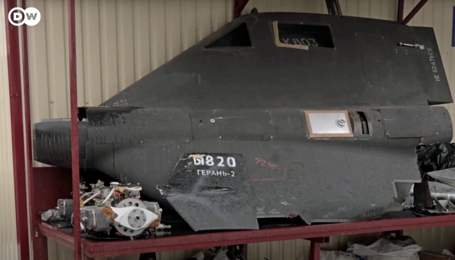 Drones Shahed recuperados em um campo de batalha sendo analisados, com ênfase na crescente produção e problemas de qualidade.