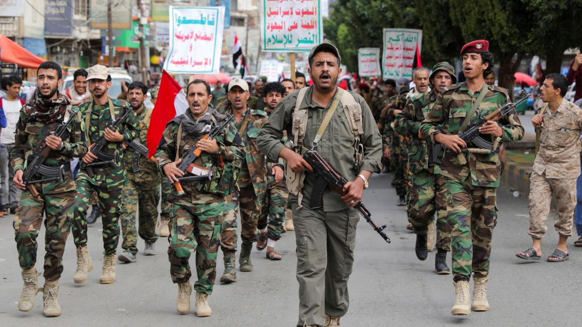 Combatentes Houthi participam num desfile em Sanaa, Iémen, a 18 de dezembro de 2024 [Khaled Abdullah/Reuters]