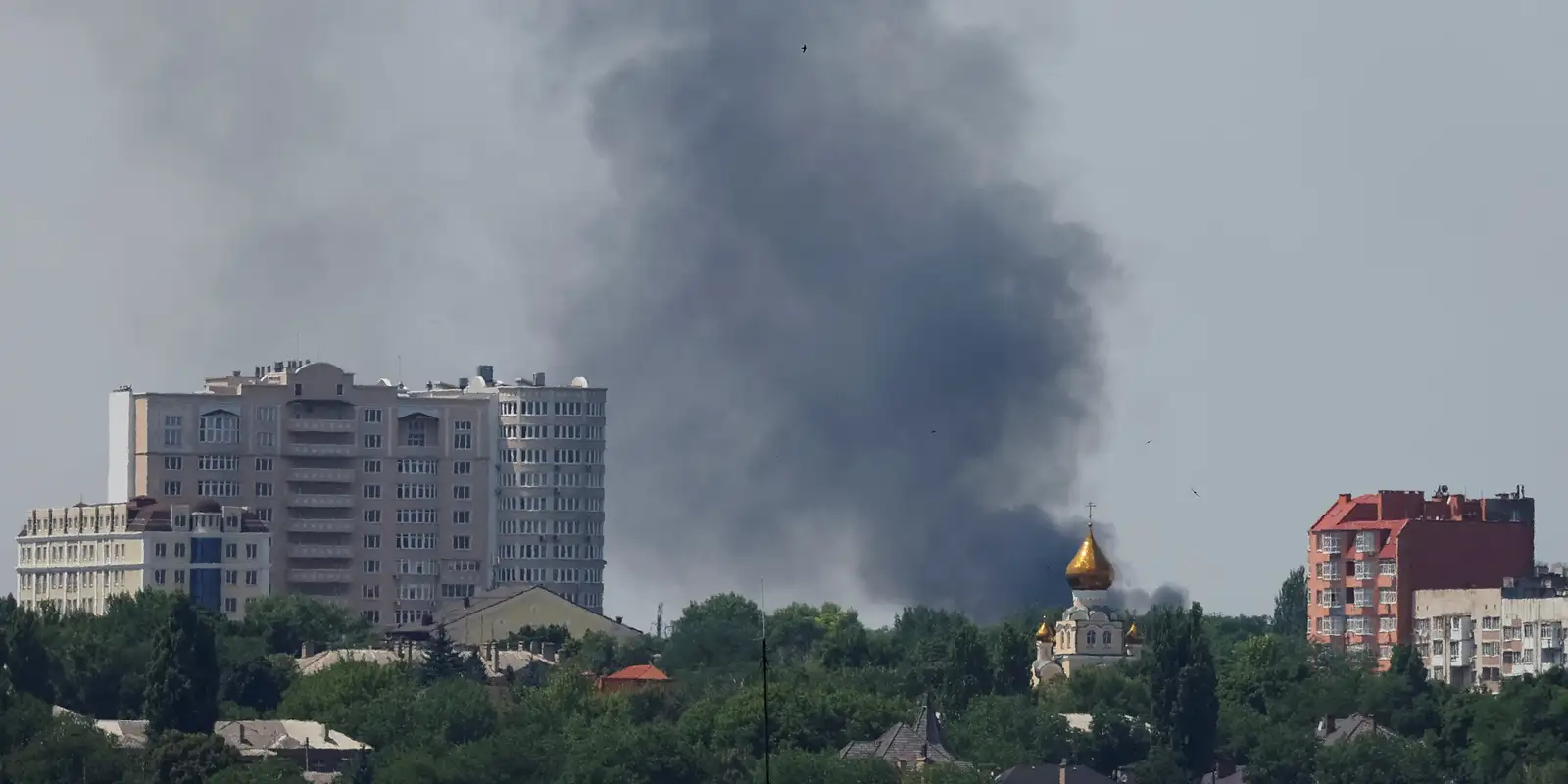 província de Donetsk, durante o avanço militar estratégico. A cena reflete a tensão e os impactos do conflito na região, com edifícios danificados ao fundo e uma atmosfera de incerteza.