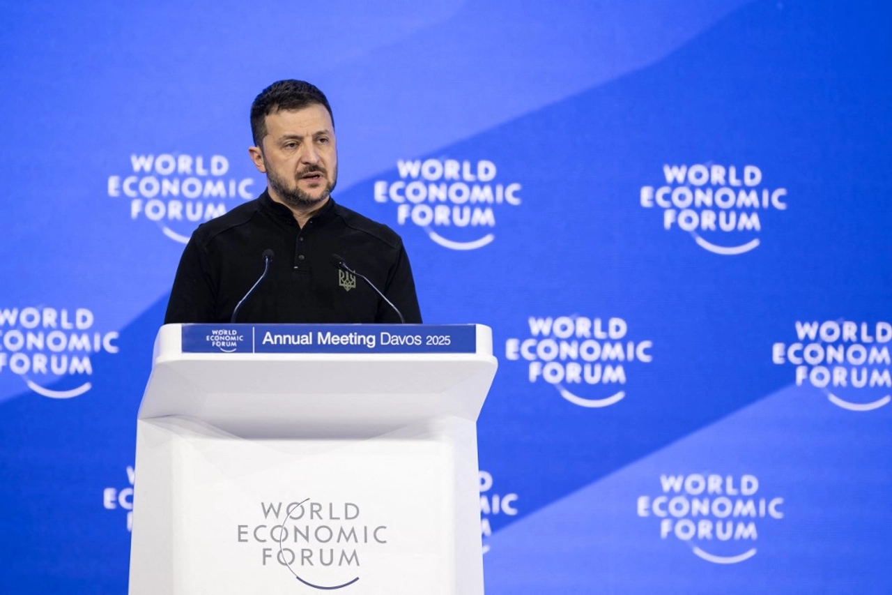 O presidente da Ucrânia, Volodymyr Zelensky, faz um discurso durante a reunião anual do Fórum Econômico Mundial (WEF) em Davos, em 21 de janeiro de 2025. (Foto de FABRICE COFFRINI / AFP)