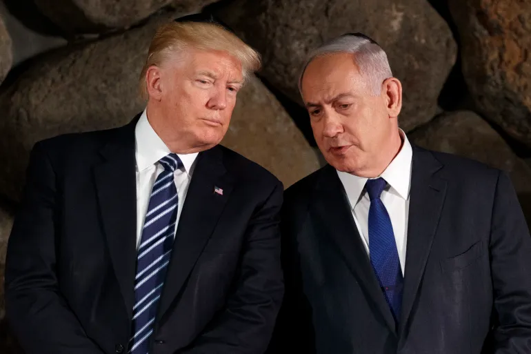 O presidente dos EUA, Donald Trump, senta-se com o primeiro-ministro israelense Benjamin Netanyahu durante uma cerimônia em Jerusalém em 23 de maio de 2017 [Arquivo: Evan Vucci/AP Photo].