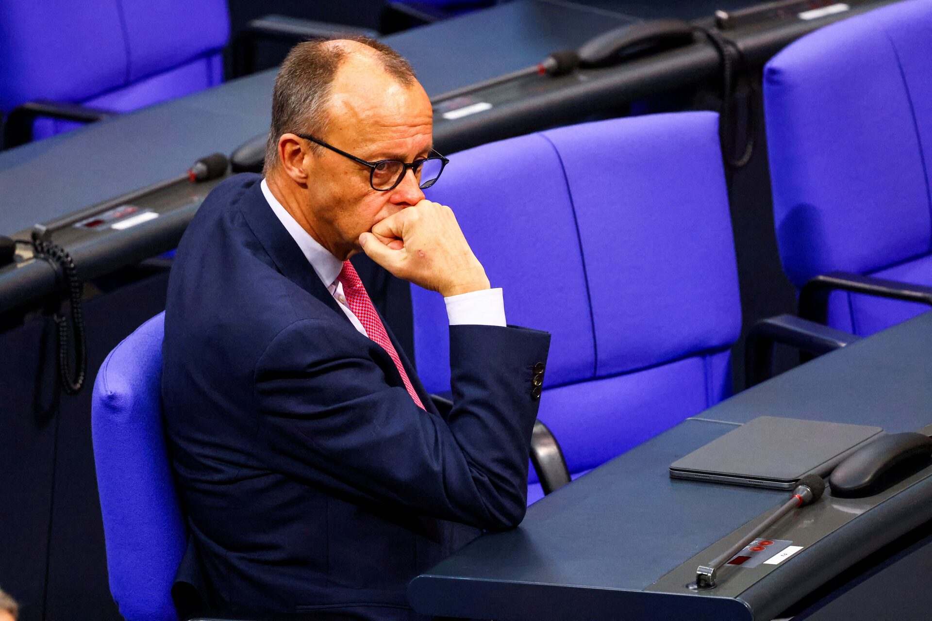O líder do Partido Democrático Cristão (CDU), Friedrich Merz, durante uma sessão da câmara baixa do parlamento Bundestag, em Berlim, Alemanha, 31 de janeiro de 2025, após Merz conseguir, na quarta-feira, a aprovação de uma moção no parlamento que pede uma repressão à migração, incluindo o rejeito de solicitantes de asilo nas fronteiras terrestres do país. REUTERS/Nadja Wohlleben.