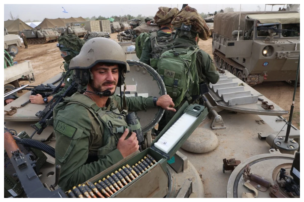 Soldado israelense em tanque de guerra durante a ofensiva contra os rebeldes Houthi no Iémen, destacando a presença militar de Israel na região.