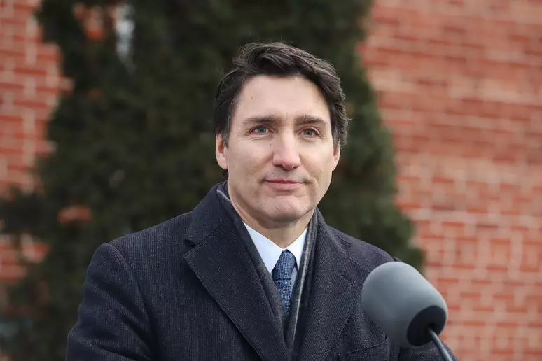 Primeiro-ministro do Canadá, Justin Trudeau, fazendo seu discurso na rua para a mídia, anunciando sua renúncia.
