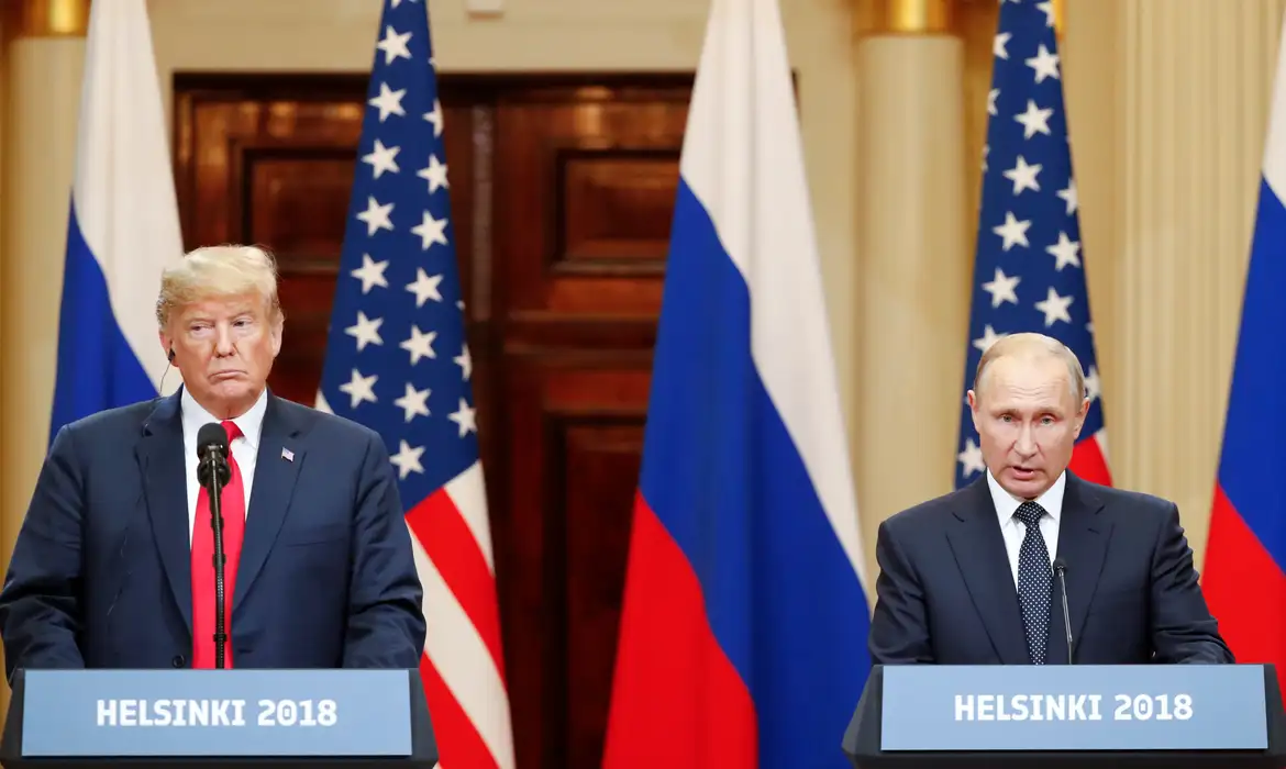 O presidente dos EUA, Donald Trump, e o presidente russo, Vladimir Putin, realizam uma coletiva de imprensa conjunta após a reunião - Grigory Dukor/Reuters/Direitos reservados Fonte:AGÊNCIA BRASIL
