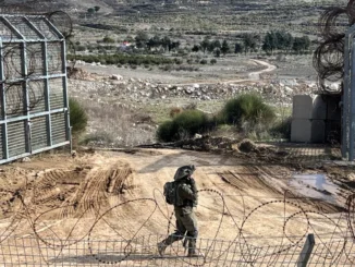 Um soldado israelense caminha pela linha de cessar-fogo com a Síria e as Colinas de Golã, sob ocupação israelense.[File: Avi Ohayon/Reuters] Fonte: Al Jazeera