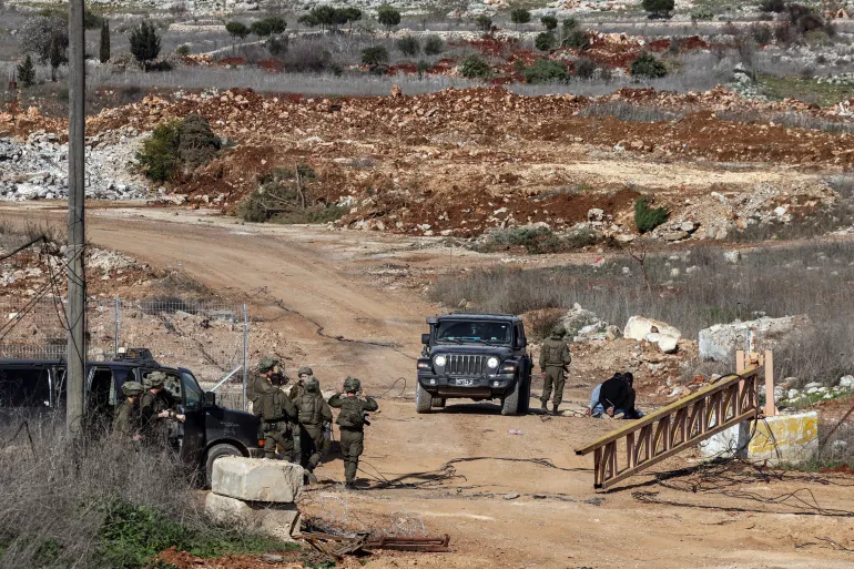 Soldados israelenses ficam próximos à fronteira entre Israel e Líbano durante um cessar-fogo entre Israel e o Hezbollah, em 27 de janeiro [Ronen Zvulun/Reuters]. Fonte: Al Jazeera