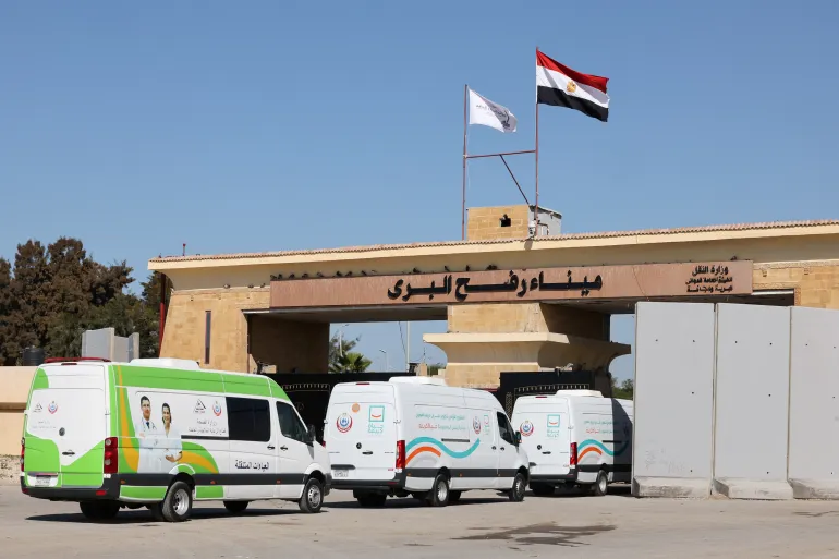 Ambulâncias circulam enquanto o posto de fronteira de Rafah, entre o Egito e a Faixa de Gaza, reabre, em meio a um cessar-fogo entre Israel e o Hamas, em Rafah, Egito, 1º de fevereiro de 2025 [Mohamed Abd El Ghany/Reuters].