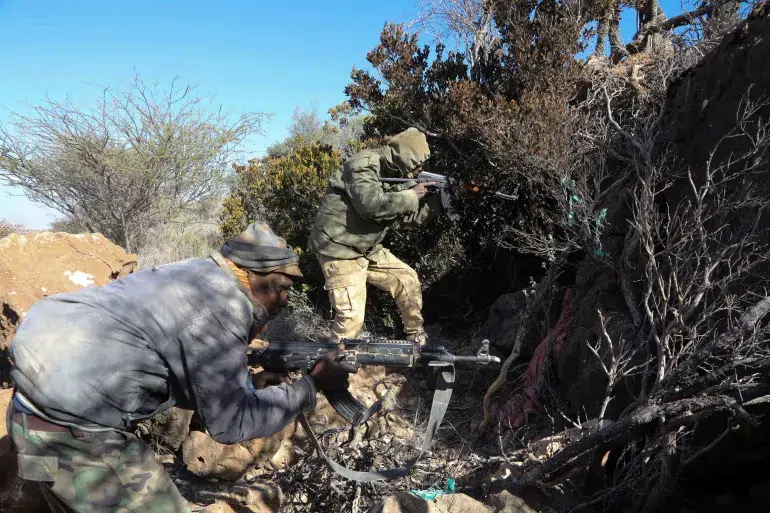 As Forças de Segurança de Puntland mantêm sua posição após capturar uma base do ISIL nas montanhas Cal Miskaad em Bari, a leste do Golfo de Áden, na cidade de Bosaso, região de Puntland, Somália, em 25 de janeiro de 2025 [Feisal Omar/Reuters]