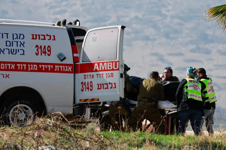 Forças israelenses trabalham no local de um ataque a tiros no posto militar, no Vale do Jordão, na Cisjordânia ocupada por Israel, em 4 de fevereiro de 2025 [Ammar Awad/Reuters].