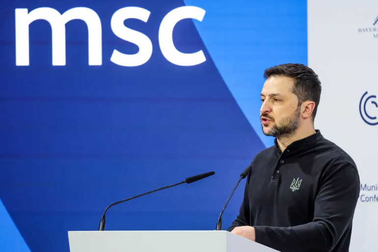 O presidente da Ucrânia, Volodymyr Zelenskyy, discursa durante a Conferência de Segurança de Munique, em Munique, Alemanha, em 15 de fevereiro de 2025. [Wolfgang Rattay/Reuters]