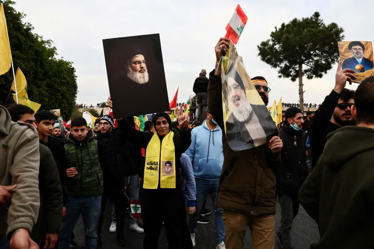 Apoiadores do Hezbollah carregam fotos do falecido líder Nasrallah, em um protesto organizado pelo grupo muçulmano xiita.[Emilie Madi/Reuters]
