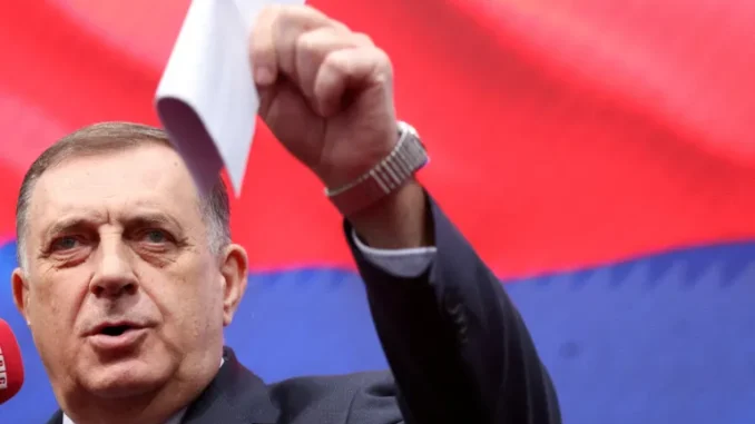 Republika Srpska (Serb Republic) President Milorad Dodik addresses supporters reacting to a court decision, in Banja Luka, Bosnia and Herzegovina, February 26, 2025. [File: Amel Emric/Reuters] Fonte: Al Jazeera