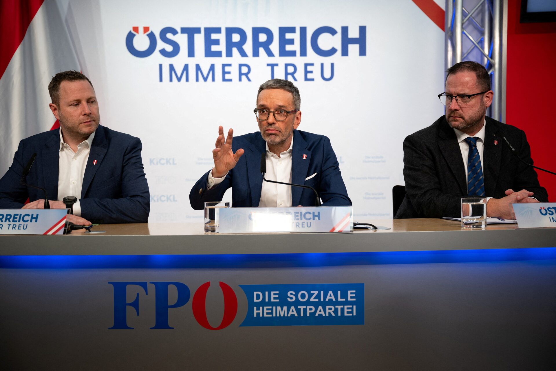 O líder do Partido da Liberdade da Áustria (FPÖ), Herbert Kickl, faz uma declaração à imprensa após o fim das negociações de coalizão com o Partido Popular (ÖVP) em Viena, Áustria, 12 de fevereiro de 2025. REUTERS/Elisabeth Mandl