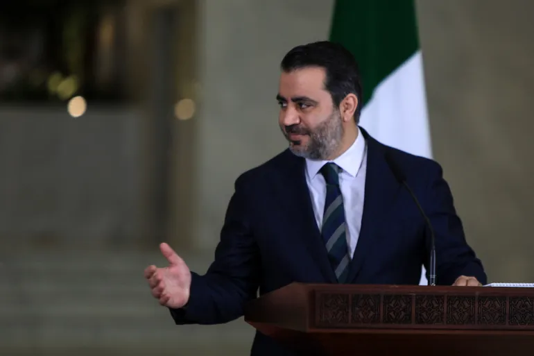 O Ministro das Relações Exteriores da Síria, Asaad al-Shaibani, está liderando uma delegação à União Europeia [Bakr Alkasem/AFP]. Fonte: Al Jazeera