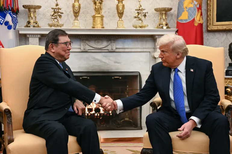 O presidente dos EUA, Donald Trump, aperta as mãos do primeiro-ministro japonês, Shigeru Ishiba, no Salão Oval da Casa Branca, em Washington, DC, em 7 de fevereiro de 2025 [Jim Watson/AFP]. Fonte: Al Jazeera