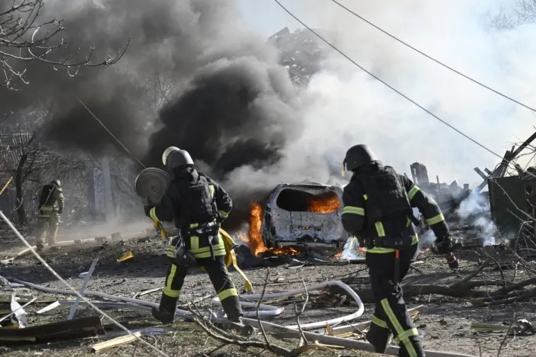 Os EUA e a Rússia estão se preparando para iniciar conversas sobre o fim da guerra na Ucrânia, mas Kyiv e a Europa estão cautelosos. [Foto: Genya Savilov/AFP] Fonte: Al Jazeera