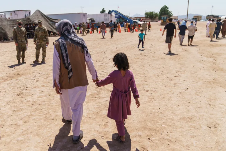 Especialistas afirmam que as políticas de Donald Trump sobre refugiados afegãos podem ser um indicador inicial de quão rigorosa será sua postura em relação à imigração [Arquivo: David Goldman/AP Photo].