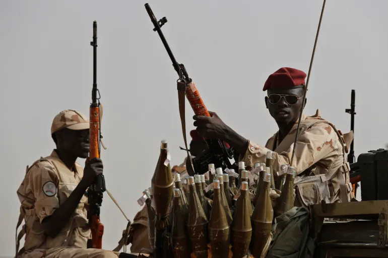 Combatentes sudaneses do grupo paramilitar Forças de Apoio Rápido (RSF) [Arquivo: Hussein Malla/AP]
