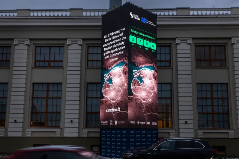 Um anúncio perto do Museu de Energia em Vilnius, Lituânia, indicando que os Estados Bálticos irão se desconectar da rede elétrica russa para se sincronizar com a Europa Continental [Mindaugas Kulbis/AP Photo].Fonte Al Jazeera