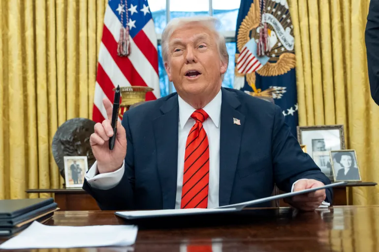 O presidente Donald Trump assina ordens executivas no Salão Oval em 10 de fevereiro [Alex Brandon/AP Photo]. Fonte: Al Jazeera