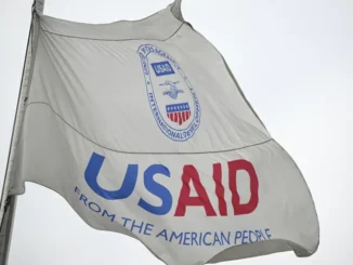 Uma bandeira ondula na sede da Agência dos Estados Unidos para o Desenvolvimento Internacional (USAID) em Washington, DC, Estados Unidos, em 3 de fevereiro de 2025 [Celal Gunes/Anadolu via Getty Images]. Fonte: Al Jazeera