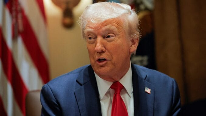 O presidente dos EUA, Donald Trump, realiza sua primeira reunião de gabinete com a presença de Elon Musk, em Washington, D.C., EUA, 26 de fevereiro de 2025. REUTERS/Brian Snyder