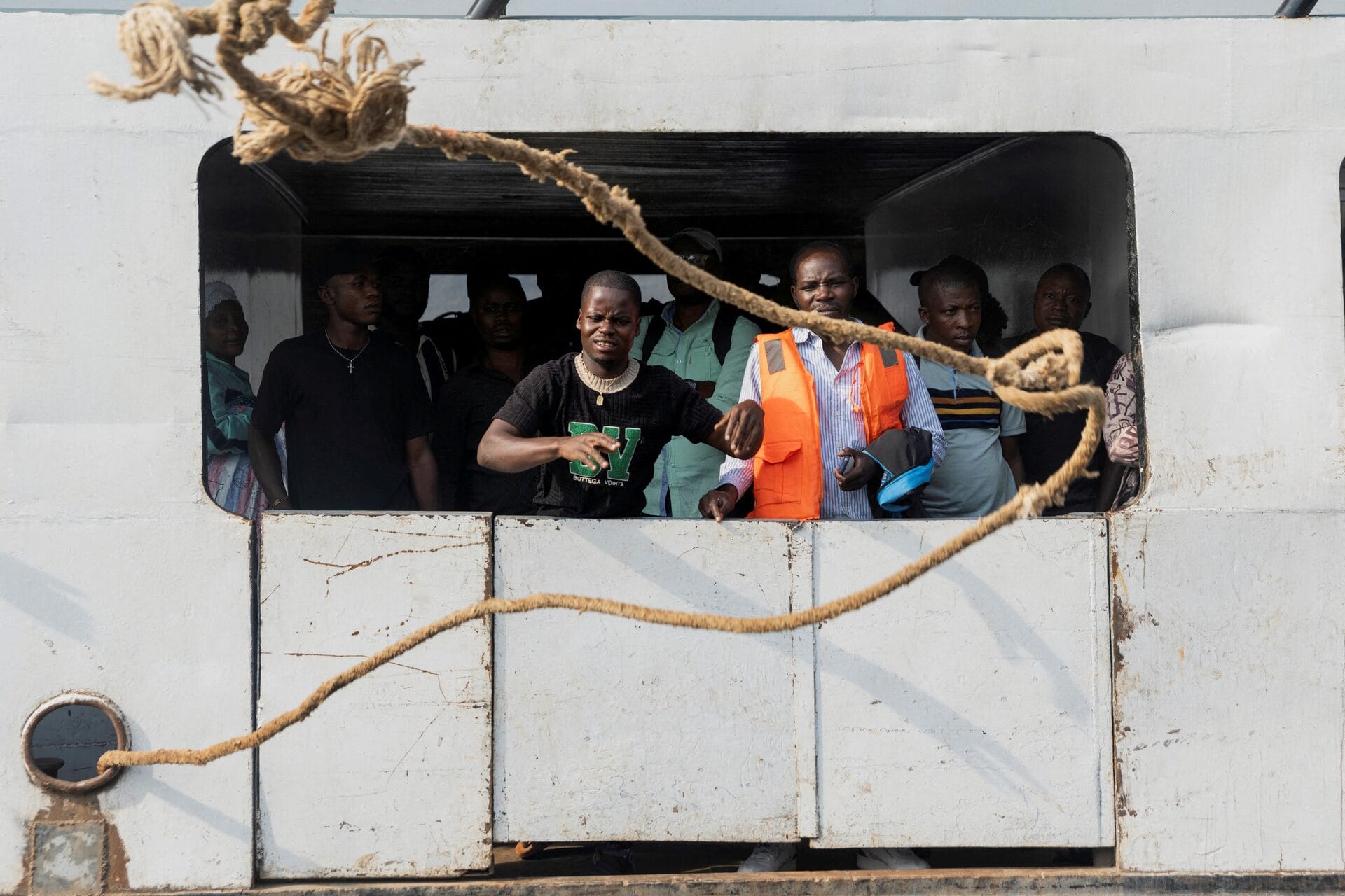 Passageiros de Bukavu a bordo do barco Emmanuel, em sua primeira viagem entre Bukavu e Goma desde a tomada da cidade pelos rebeldes do M23, em Goma, província de Kivu do Norte, República Democrática do Congo, em 18 de fevereiro de 2025. REUTERS/Arlette Bashizi.