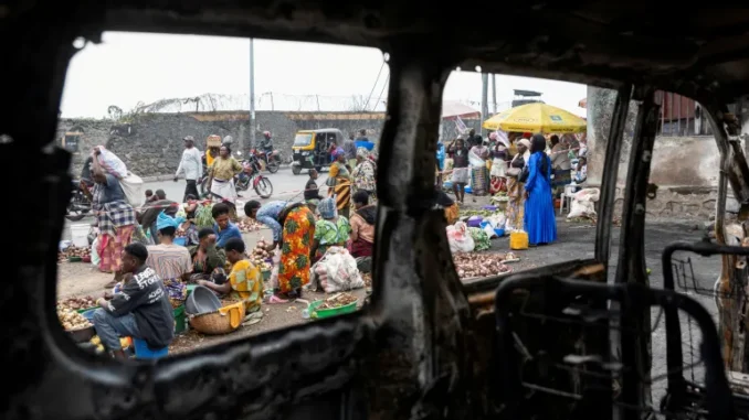 Uma vista mostra os destroços de um veículo atingido por armas pesadas e leves antes da queda de Goma para os rebeldes do M23, no leste da República Democrática do Congo (RDC) [Arquivo: Arlette Bashizi/Reuters]. Fonte: Al Jazeera
