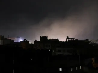 Poeira sobe do local dos ataques em Sanaa, Iêmen [Khaled Abdullah/Reuters] Fonte: AL jazeera