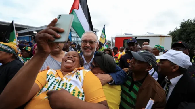 Admiradores recebem Ebrahim Rasool no Aeroporto Internacional da Cidade do Cabo, África do Sul [Esa Alexander/Reuters] Fonte: Al Jazeera