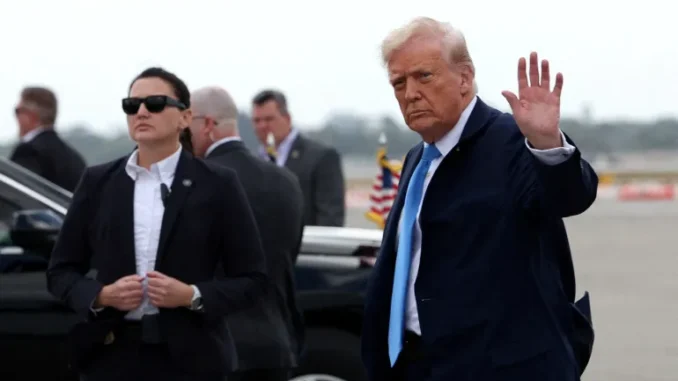 O presidente dos Estados Unidos, Donald Trump, acena ao chegar em West Palm Beach, Flórida, EUA [Arquivo: Kevin Lamarque/Reuters] Fonte: AL Jazeera