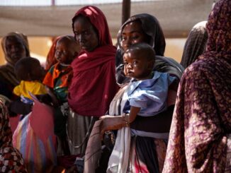 Uma fotografia de divulgação, tirada em janeiro de 2024, mostra mulheres e bebês no campo de deslocados de Zamzam, próximo a al-Fashir, no Norte de Darfur, Sudão. MSF/Mohamed Zakaria/Handout via REUTERS/Foto de arquivo.