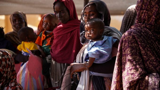 Uma fotografia de divulgação, tirada em janeiro de 2024, mostra mulheres e bebês no campo de deslocados de Zamzam, próximo a al-Fashir, no Norte de Darfur, Sudão. MSF/Mohamed Zakaria/Handout via REUTERS/Foto de arquivo.