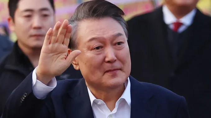 O presidente sul-coreano destituído, Yoon Suk Yeol, acena para seus apoiadores fora do Centro de Detenção de Seul em Uiwang em 8 de março de 2025 [Yonhap/AFP]. Fonte: Al Jazeera