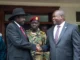 O Presidente do Sudão do Sul, Salva Kiir (à esquerda), e o Vice-Presidente Riek Machar (à direita) apertam as mãos após uma reunião em Juba, Sudão do Sul, em 20 de outubro de 2019 [Arquivo: Sam Mednick/AP]. Fonte: Al Jazeera