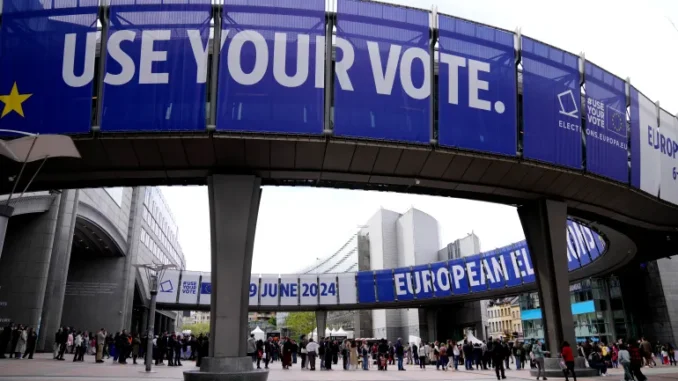 Pessoas aguardam na fila para visitar o Parlamento Europeu durante as celebrações do Dia da Europa em Bruxelas, Bélgica, em 4 de maio de 2024 [Virginia Mayo/AP Photo]. Fonte: Al Jazeera