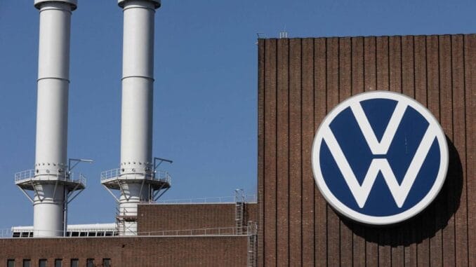 Imagem mostrando a Volkswagen, tradicionalmente uma fabricante de automóveis, agora adaptando suas instalações para atender à demanda da indústria de defesa alemã.