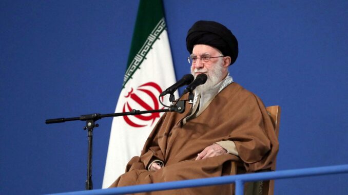 Líder Supremo do Irã, Aiatolá Ali Khamenei, fala durante uma reunião em Teerã, Irã, em 21 de março de 2025. Escritório do Líder Supremo do Irã/WANA (Agência de Notícias do Oeste da Ásia)/Divulgação via REUTERS/Foto de arquivo.