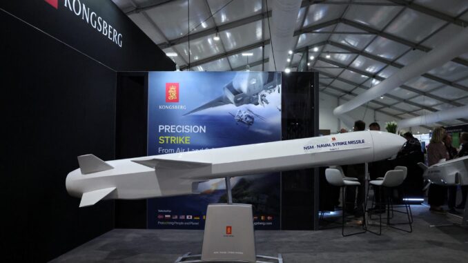 O Míssil de Ataque Naval NSM da Kongsberg é exibido no Australian International Airshow em Avalon, Austrália, em 26 de março de 2025. REUTERS/Hollie Adams.