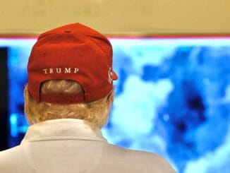 O presidente dos EUA, Donald Trump, observa enquanto ataques militares são lançados contra os Houthis alinhados ao Irã no Iémen, em resposta aos ataques do grupo contra o transporte no Mar Vermelho, em um local não especificado, nesta imagem fornecida divulgada em 15 de março de 2025. Casa Branca/Imagem fornecida via REUTERS/Foto de arquivo.