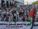 Mulheres erguem um banner durante marcha nacional em apoio aos palestinos e contra a normalização de relações de Marrocos com Israel, na capital Rabat, em 6 de abril de 2025. Foto: Abdel Majid Bziouat/AFP Fonte: Al Jazeera