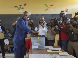 Presidente interino do Gabão, Brice Oligui Nguema, vota durante a eleição presidencial em Libreville, em 12 de abril de 2025.