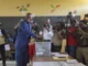 Presidente interino do Gabão, Brice Oligui Nguema, vota durante a eleição presidencial em Libreville, em 12 de abril de 2025.