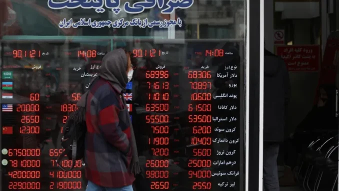 A taxa de câmbio caiu ainda mais, para 1.043.000 rials por dólar, após as festividades de Nowruz. Foto: Majid Asgaripour/WANA via Reuters (Arquivo) Fonte: Al Jazeera