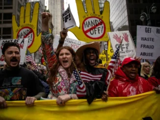 Manifestantes participam do protesto nacional 'Mãos Fora!' contra Trump em Nova York, EUA, em 5 de abril de 2025. Foto: Eduardo Munoz/Reuters Fonte: Al Jazeera